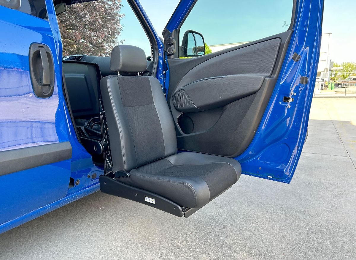 مقعد سيارة دوار لأصحاب الهمم مقعد سيارة دوار لأصحاب الهمم