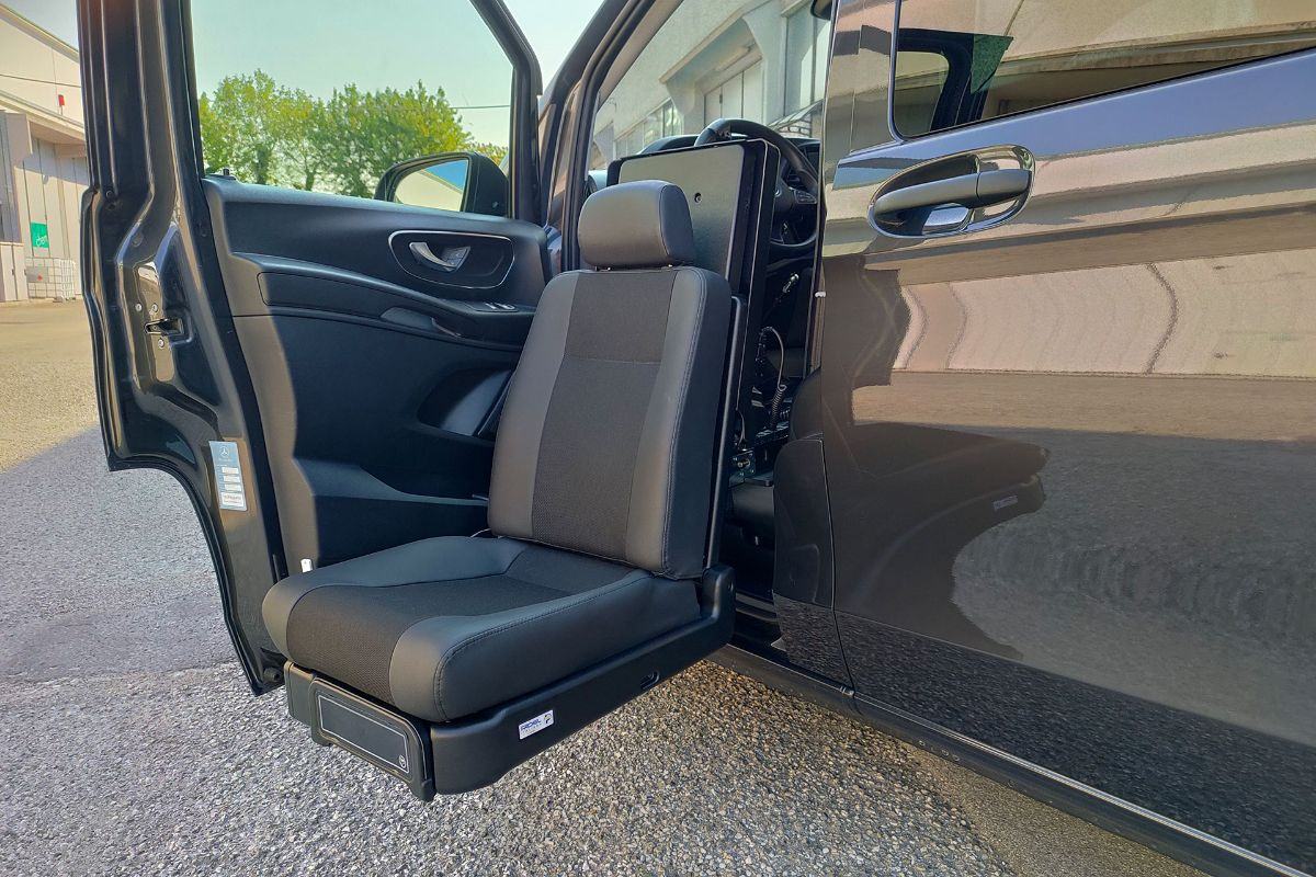 مقعد سيارة دوار لأصحاب الهمم مقعد سيارة دوار لأصحاب الهمم